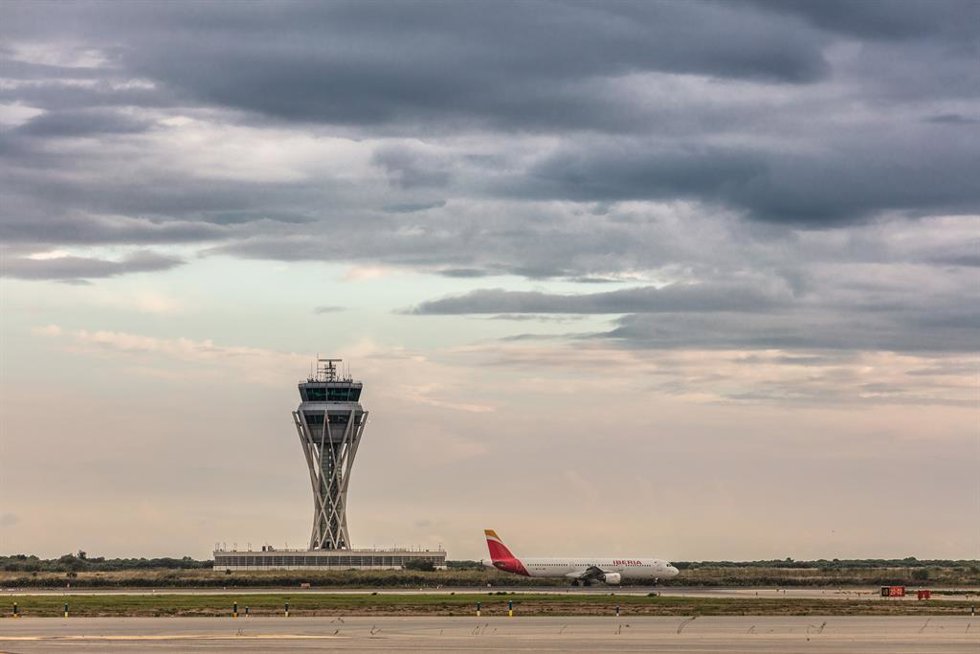 Archivo - Torre de control del Aeropuesto de Barcelona - El Prat.