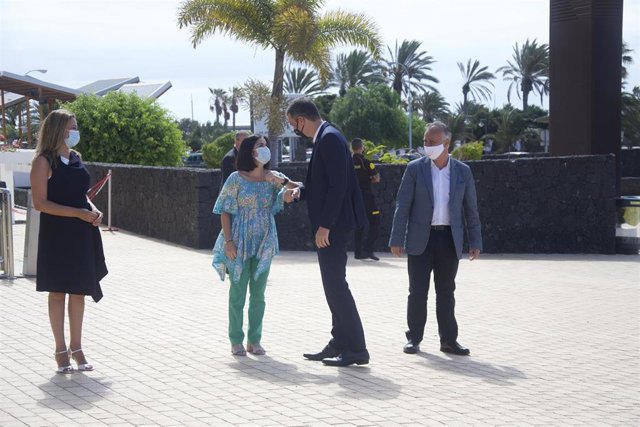Archivo - El presidente del Gobierno, Pedro Sánchez (2d), saluda a la ministra de Sanidad, Carolina Darias, en presencia del presidente de Canarias, Ángel Victor Torres, y la presidente de Lanzarote, Dolores  Corujo, en su visita el pasado año a Lanzarote
