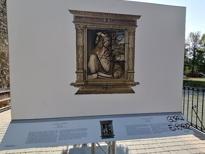 Uno de los cuadros con las pintadas realizadas-