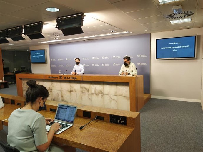 El director general de Salud, Pello Latasa, y el director médico de Asistencia Hospitalaria, Adolfo Calvo