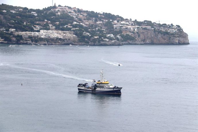 El buque oceanográfico Ángeles Alvariño, en la bahía de La Herradura