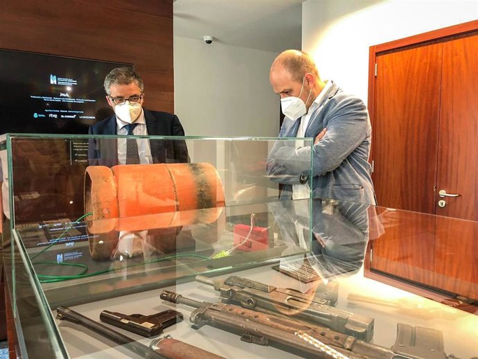 El consejero de Servicios Sociales y Gobernanza Pública, Pablo Rubio, y el director general de Justicia e Interior, Jorge Medel, han visitado el Museo de las Víctimas del Terrorismo de Vitoria