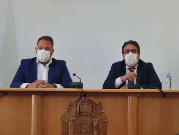 El alcalde de Mérida, Antonio Rodríguez Osuna, y el vicepresidente segundo de la Junta y consejero de Sanidad y Servicios Sociales, José María Vergeles, presentan las obras de mejora del Centro Residencial El Prado