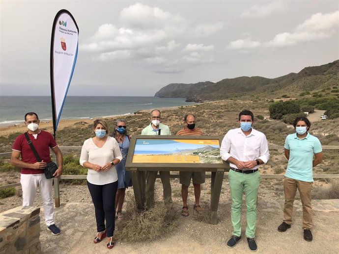 Antonio Luengo y Noelia Arroyo, alcaldesa de Cartagena, junto a representantes de diversas asociaciones tras la firma del convenio para la protección de Calblanque