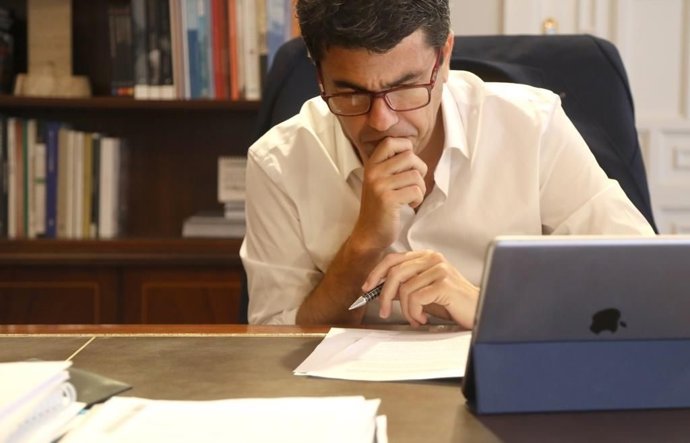 Archivo - Carlos Mazón, en su despacho de la Diputación