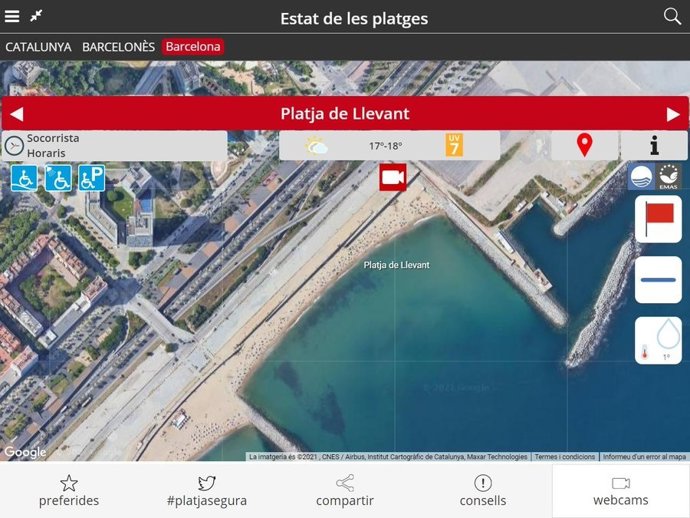 Barcelona cierra al público la playa de Llevant por una mancha de gasoil en el agua