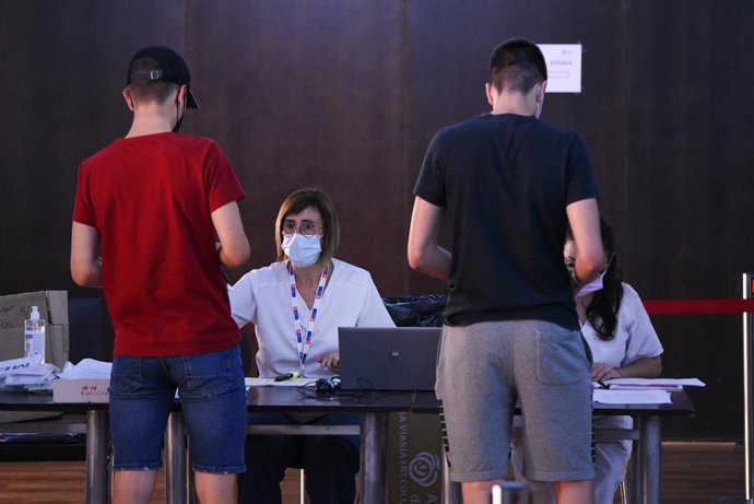 Dos adolescentes en el registro, después de recibir la primera dosis de la vacuna Pfizer en el punto de vacunación de Xtiva (Valencia)