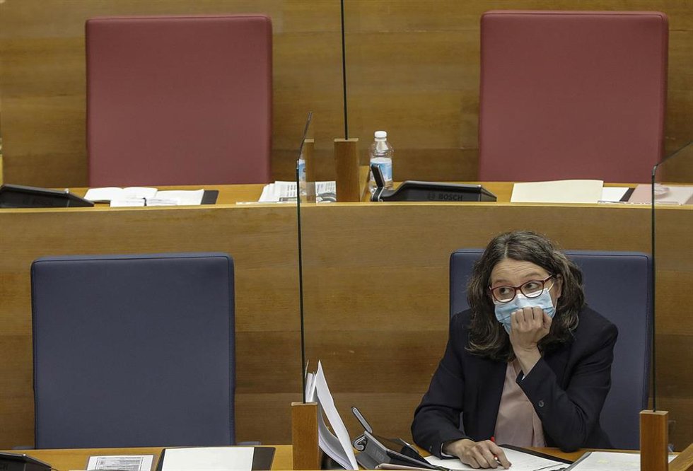 Archivo - La vicepresidenta de la Comunidad Valenciana y consellera de Igualdad, Mónica Oltra, durante una sesión de Les Corts a 21 de abril de 2021, en Valencia