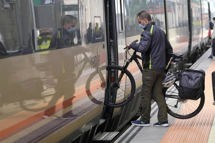 Archivo - Un hombre en la estación de tren de Santiago de Composteja