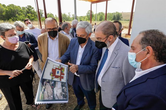 El presidente de Aragón, Javier Lambán, durante su visita al yacimiento de la villa romana de La Malena, en Azuara (Zaragoza).