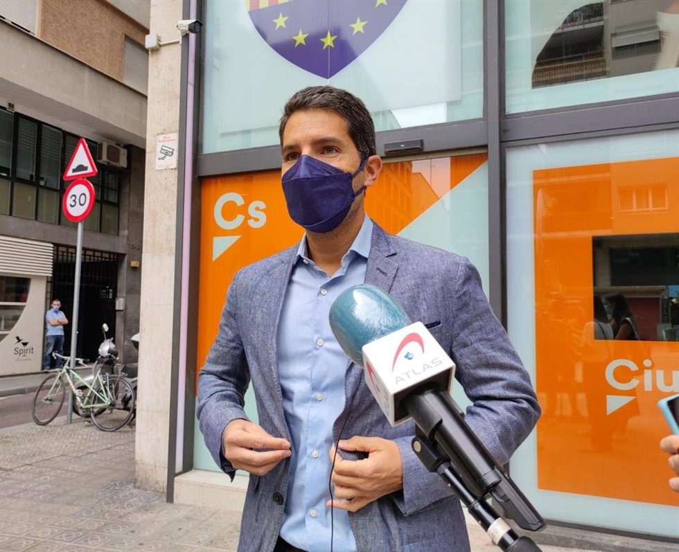El portavoz de Cs en el Parlament, Nacho Martín Blanco, en declaraciones ante la sede de Cs en Barcelona