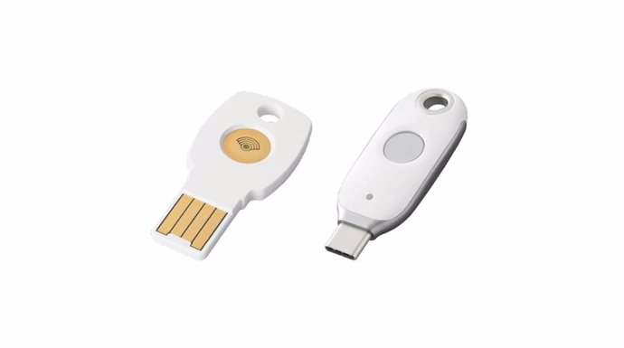 Llaves de seguridad Titan de Google para puerto USB tipo A (izquierda) y C (derecha).