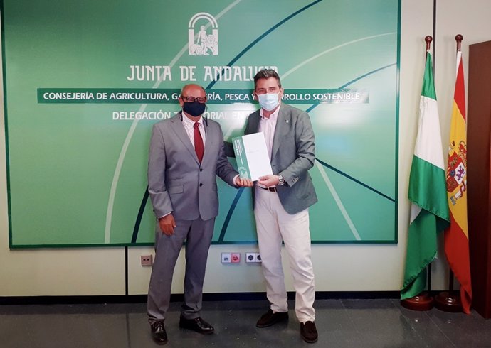 El delegado territorial de Agricultura, Ganadería y Pesca en Huelva, Álvaro Burgos, entrega la resolución de reconocimiento al presidente de Onubafruit SCA, Antonio Tirado.