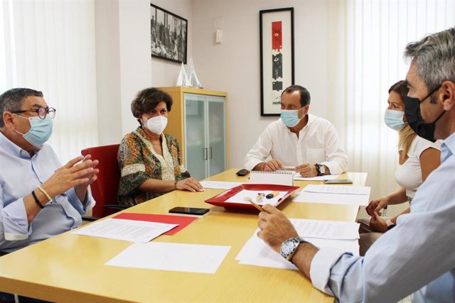 El secretario general del PSOE de Málaga, José Luis Ruiz Espejo; el coordinador del Consejo de Alcaldes y Alcaldesas del PSOE, Víctor Navas; y el coordinador del Consejo Territorial de los socialistas en Málaga, Antonio Moreno Ferrer, en una reunión