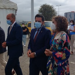 La ministra de Hacienda, María Jesús Montero, y el delegado de la Zona Franca en Cádiz, Fran González.