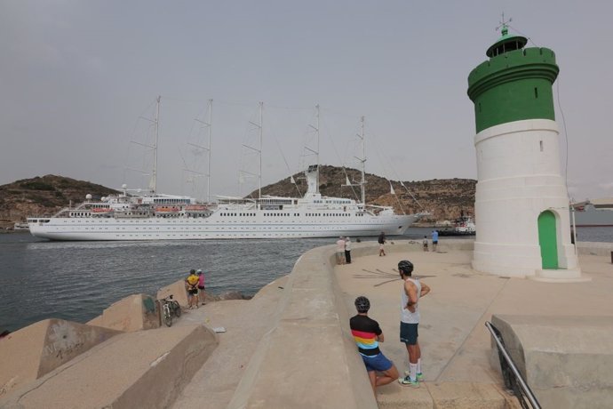 El crucero premium 'Wind Surf' recala en el Puerto de Cartagena