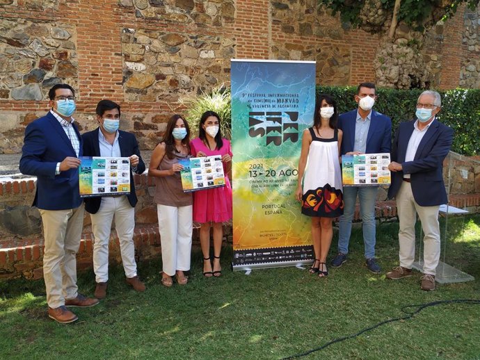 Autoridades presentan la novena edición del festival 'Periferias', que llevará cine en espacios abiertos a once localidades de Extremadura y el Alentejo portugués