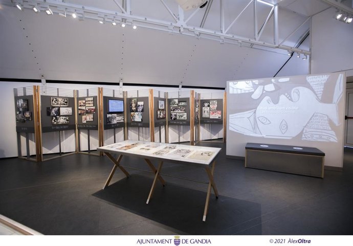 Archivo - La muestra 'Picasso. El viaje del Gernika' en el Moll de Borja de la playa de Gandia (Valencia).
