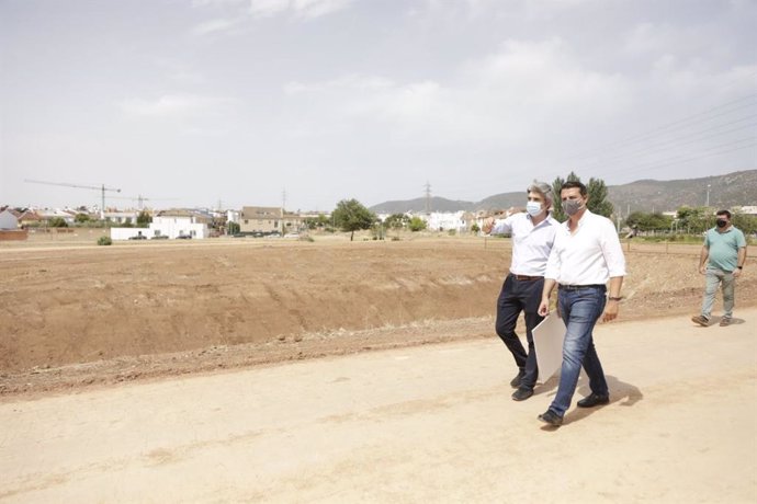 El alcalde de Córdoba, José María Bellido, en una visita a las obras del Parque del Flamenco.