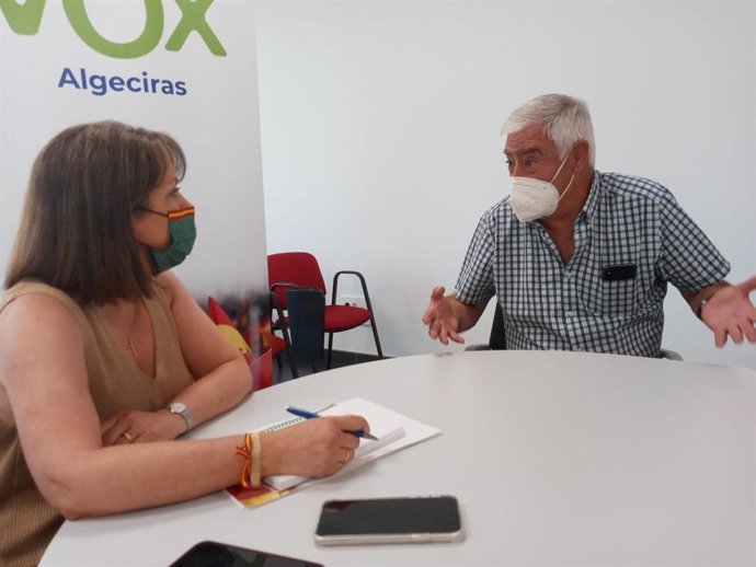 La parlamentaria de Vox, Ángela Mulas, durante la reunión que ha mantenido en Algeciras (Cádiz) con la Asociación Márgenes y Vínculos.