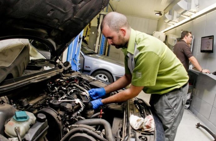 Archivo - Imagen de un operario en un taller.