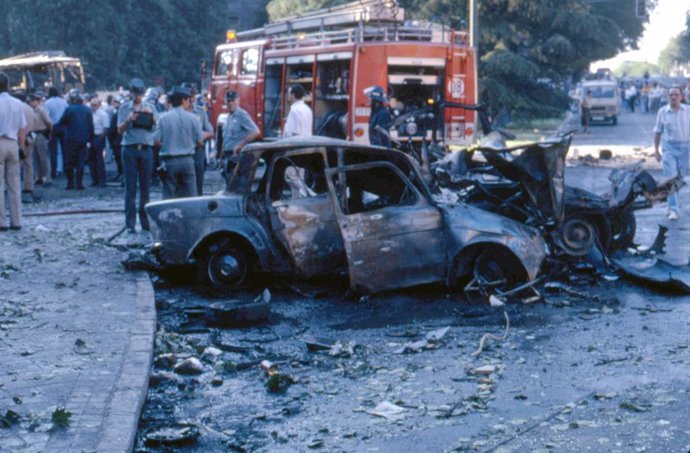 Archivo - Atentado del "comando España" de ETA con un coche bomba en la Plaza de la República Dominicana de Madrid. En la foto: camión de bomberos junto al coche que ha explotado, a 14 de julio de 1986.