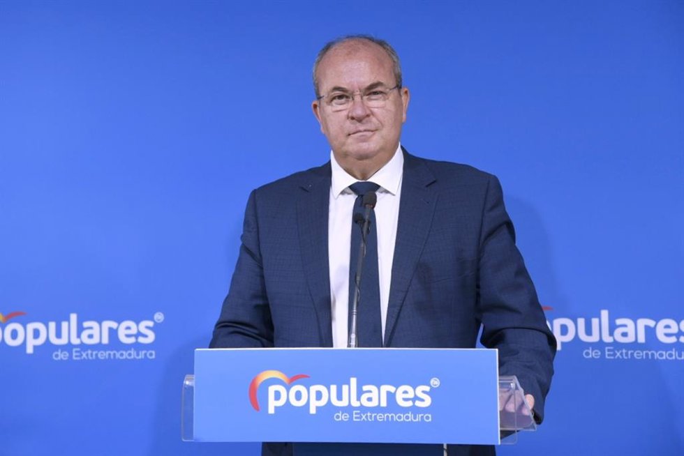 Archivo - Monago cree que la delegada del Gobierno "se ríe de los extremeños" al "intentar venderles las bonanzas del tren"