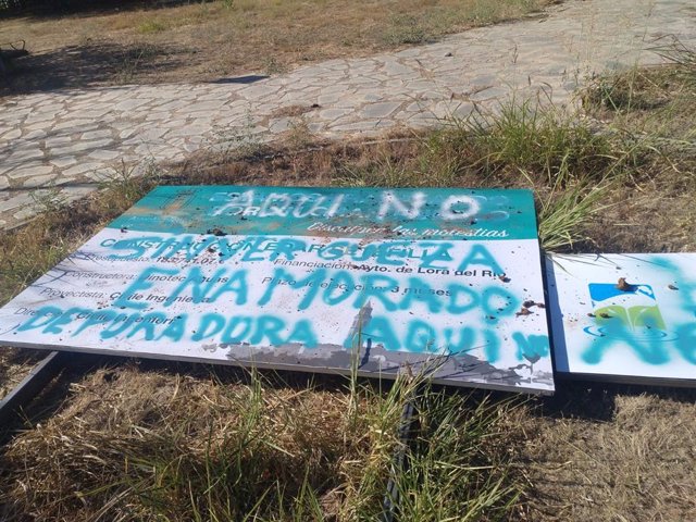 Los vecinos de la Asociación de Vecinos Ermita de Setefilla han realizado pintadas y derribado los carteles de las obras de la depuradora.