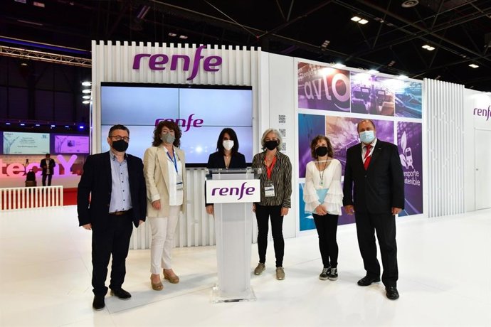 Representantes del Ayuntamiento de Pamplona y Renfe en Fitur