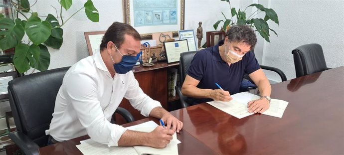 El secretario autonómico de Turisme, Francesc Colomer,  firma en Peñíscola con el alcalde del municipio, Andrés Martínez, un convenio de colaboración entre ambas entidades para el desarrollo del'Plan de Promoción del Producto Cinematográfico de Turismo
