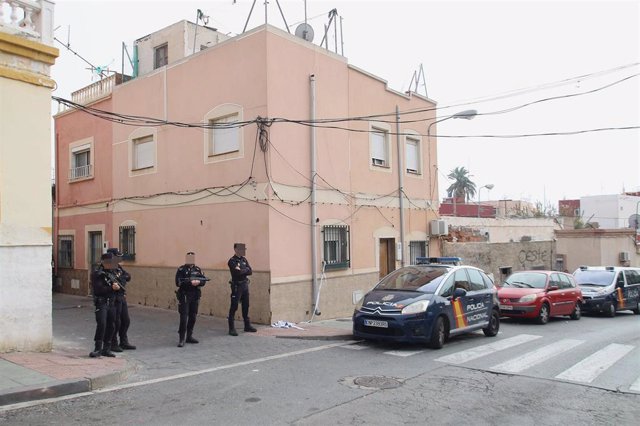 Archivo - Una actuación policial en el barrio de La Chanca de Almería. 