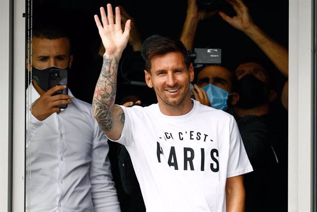 Argentinian footballer Lionel Messi waves at supporters of Paris Saint-Germain upon landing at Le Bourget airport following his departure from Barcelona.PSG is looking forward to complete the 34-year-old signing