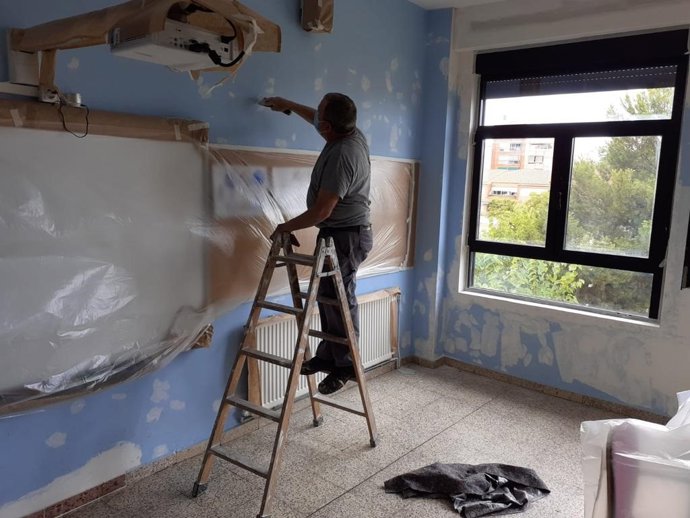 Trabajos de pintura en el CEIP La Torre