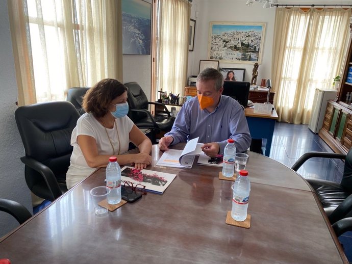 La alcaldesa de Mojácar, Rosa María Cano, se reúne con el delegado territorial de Administración Local en Almería, José Luis Delgado.