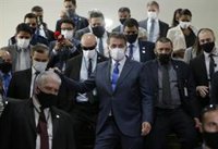 Bolsonaro lidera un desfile militar a las puertas del Congreso cuando se debate su propuesta del voto impreso