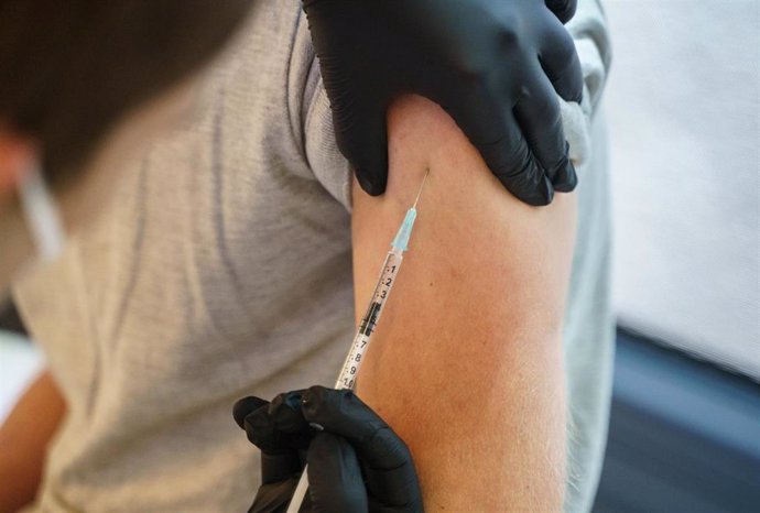 02 August 2021, Rhineland-Palatinate, Mainz: A man receives his first dose of the BioNTech/Pfizer coronavirus vaccine in a vaccination bus parked in front of an Aldi store in the Hechtsheim district of the Mainz city.