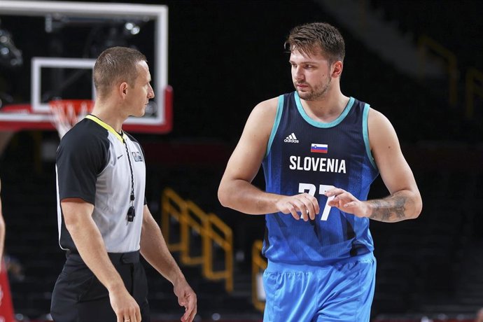 Luka Doncic habla con un árbitro durante los Juegos Olímpicos de Tokio