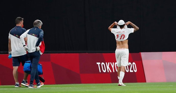 Ceballos en el momento de dejar el campo por su lesión en el tobillo durante el Egipto-España de los Juegos Olímpicos de Tokio