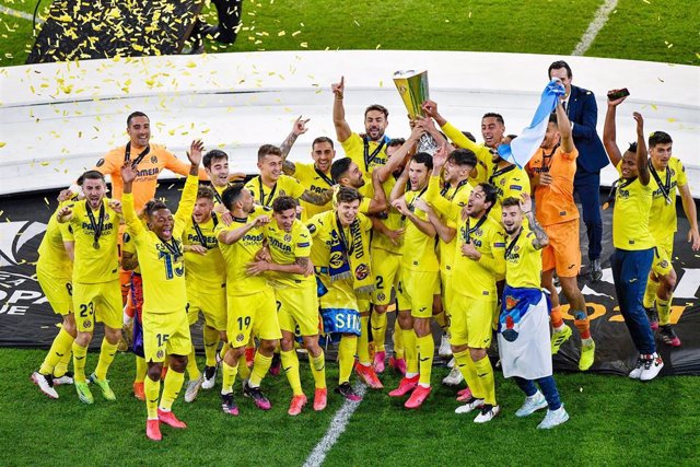 Archivo - Los jugadores del Villarreal celebrando la conquista de la Liga Europa 2020-2021