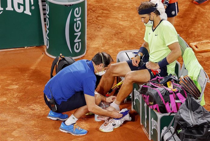Archivo - Rafael Nadal es atendido por el fisio en su pie izquierdo durante las semifinales de Roland Garros 2021