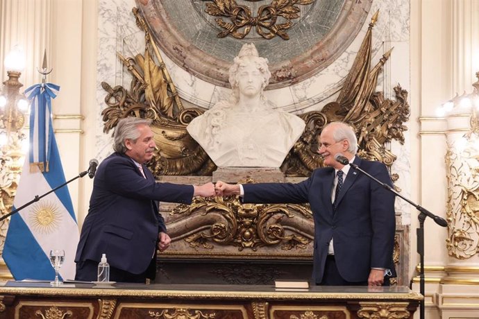 El presidente argentino, Alberto Fernández, toma juramento al nuevo ministro de Defensa, Jorge Taiana.