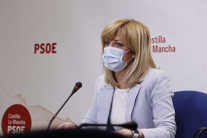 Archivo - La portavoz del PSOE en las Cortes, Ana Isabel Abengózar, en rueda de prensa