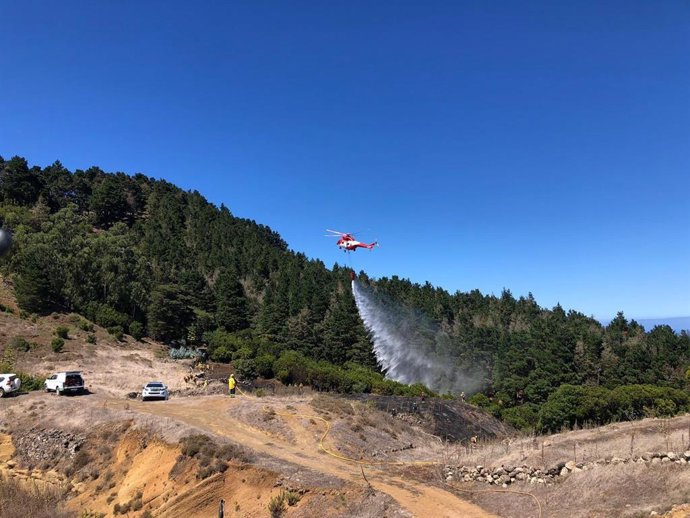 Un helicóptero trabaja en la extinción del fuego