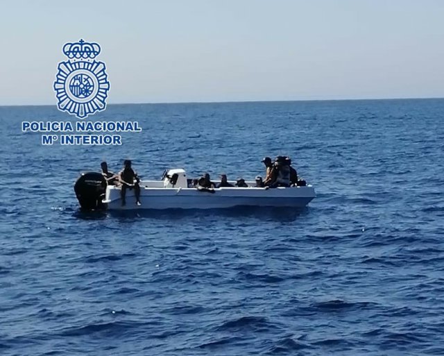 Patera localizada en aguas próximas en Almería.