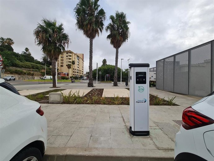 Punto de recarga para coches eléctricos en el Puerto de Algeciras.