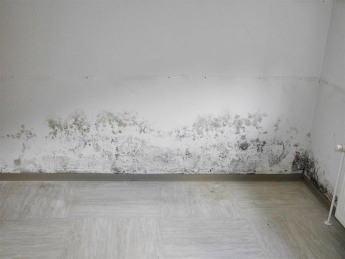 Humedades en la pared de una habitación.