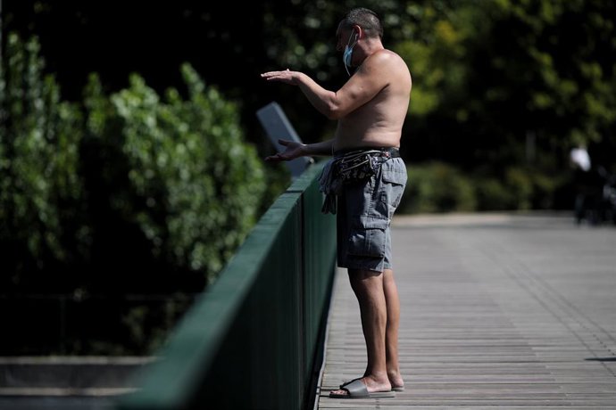 Archivo - Un hombre sin camiseta en el Parque Madrid Río.