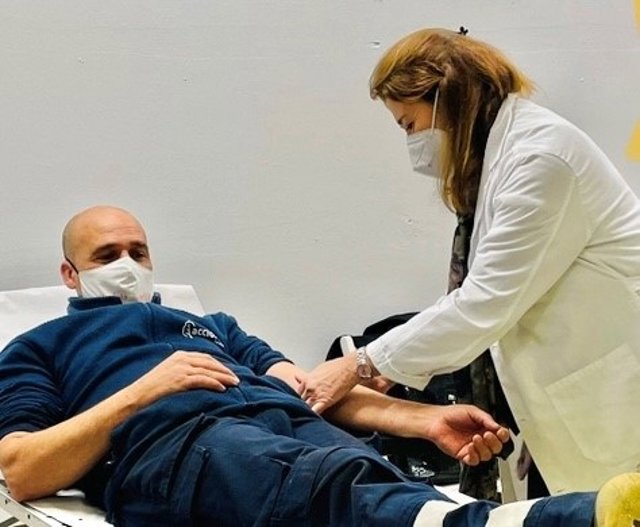 Voluntario durante la donación de sangre en Los Arcos 2020