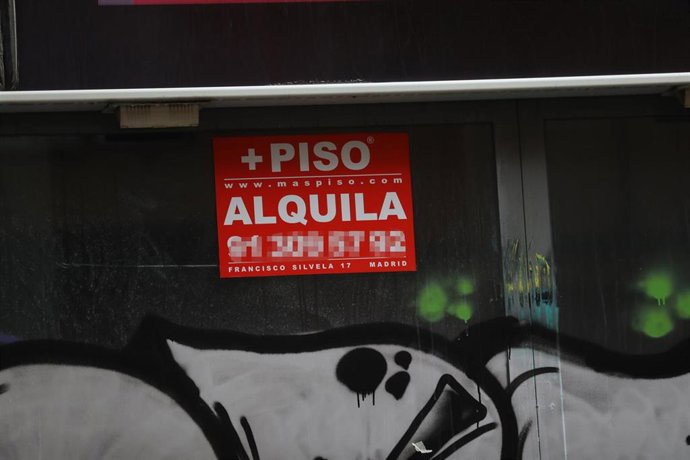 Archivo - Cartel que anuncia el alquiler de un piso.