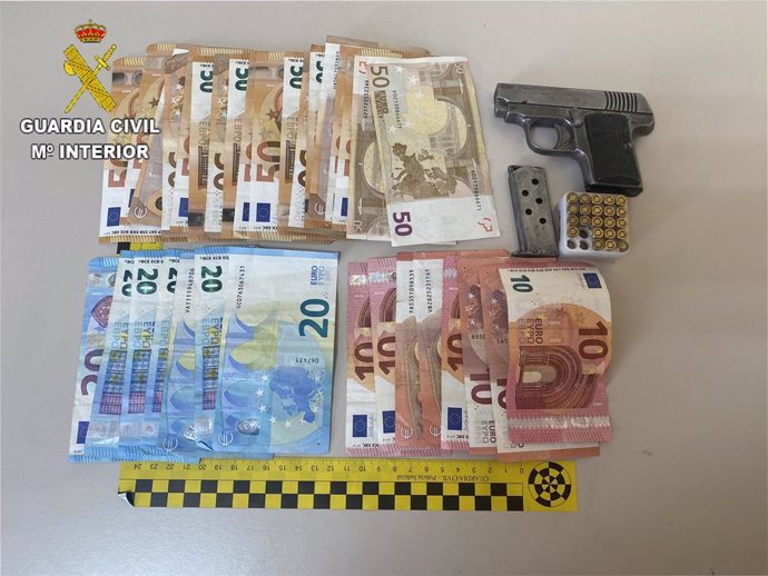 Dinero, pistola y munición aprehendida por la Guardia Civil tras la detención de tres personas en La Mata por el delito de cultivo o elaboración de estupefacientes